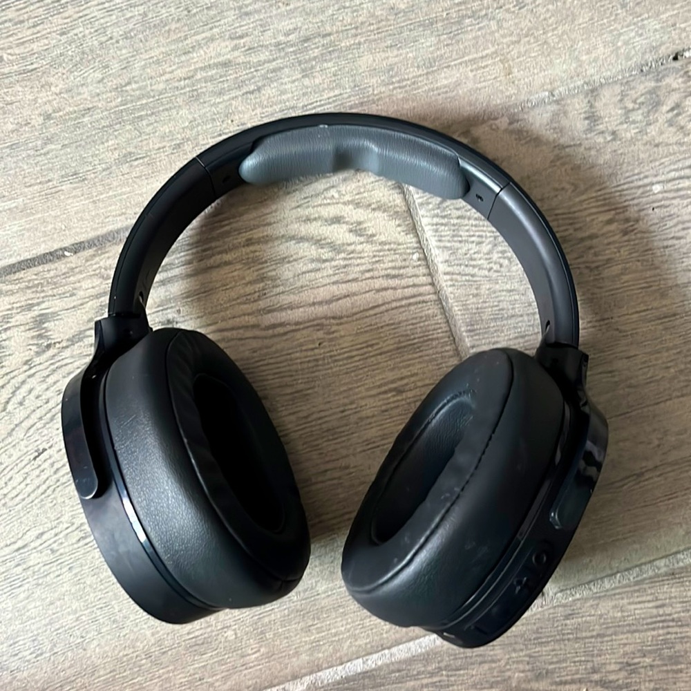 Black skull-candy headphones nice feel and noise cancellation.